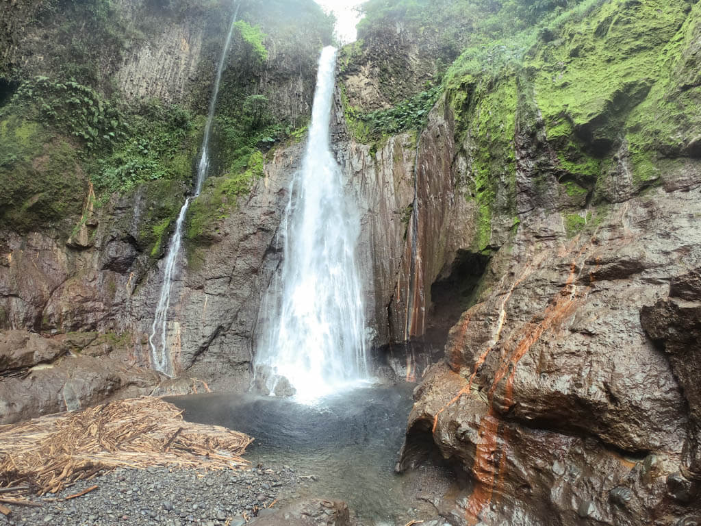 Catara del Toro, a white waterfall pouring into a small pool.
