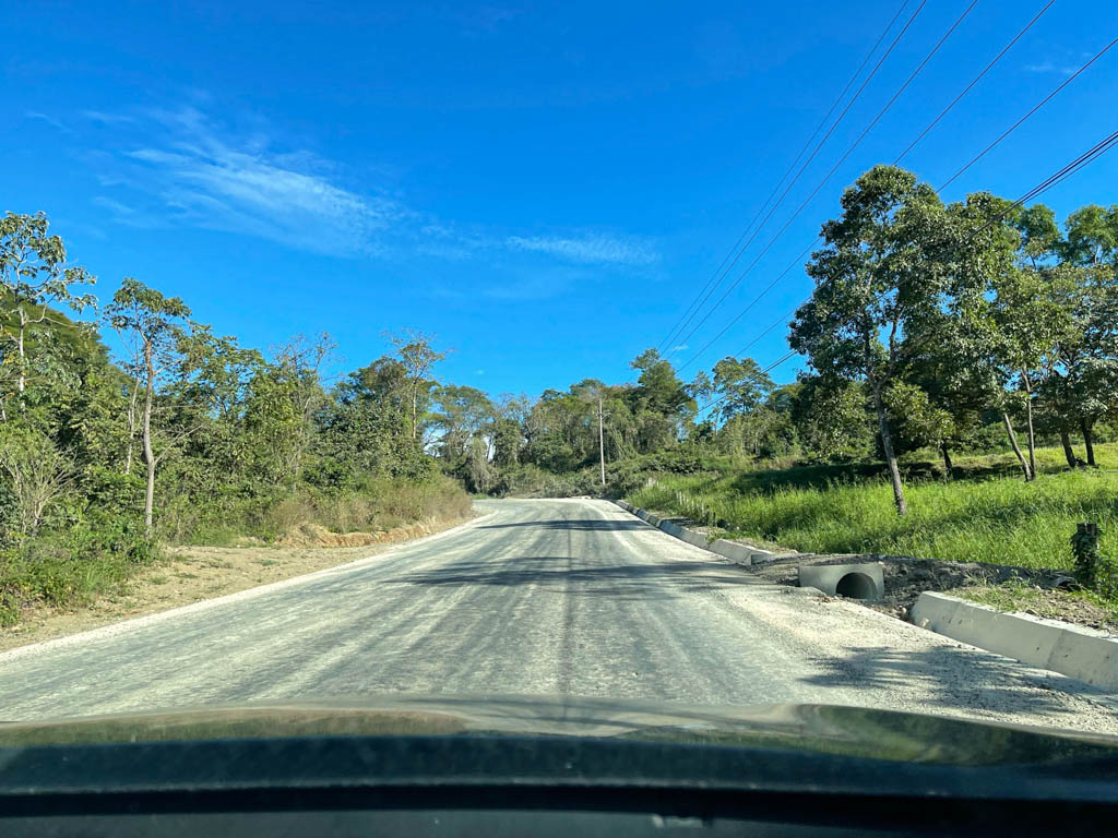 Unpaved road after Naranjo. Blue sky.