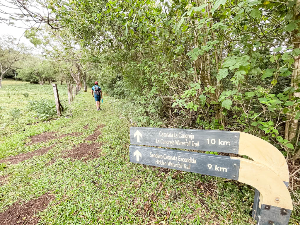 The starting point of the 10 km, with sign boards for La Cangreja Waterfall and Catarata Escondida Waterfall.