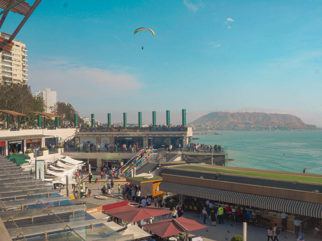 A view of the Miraflores neighborhood, with shops, people and ocean view.