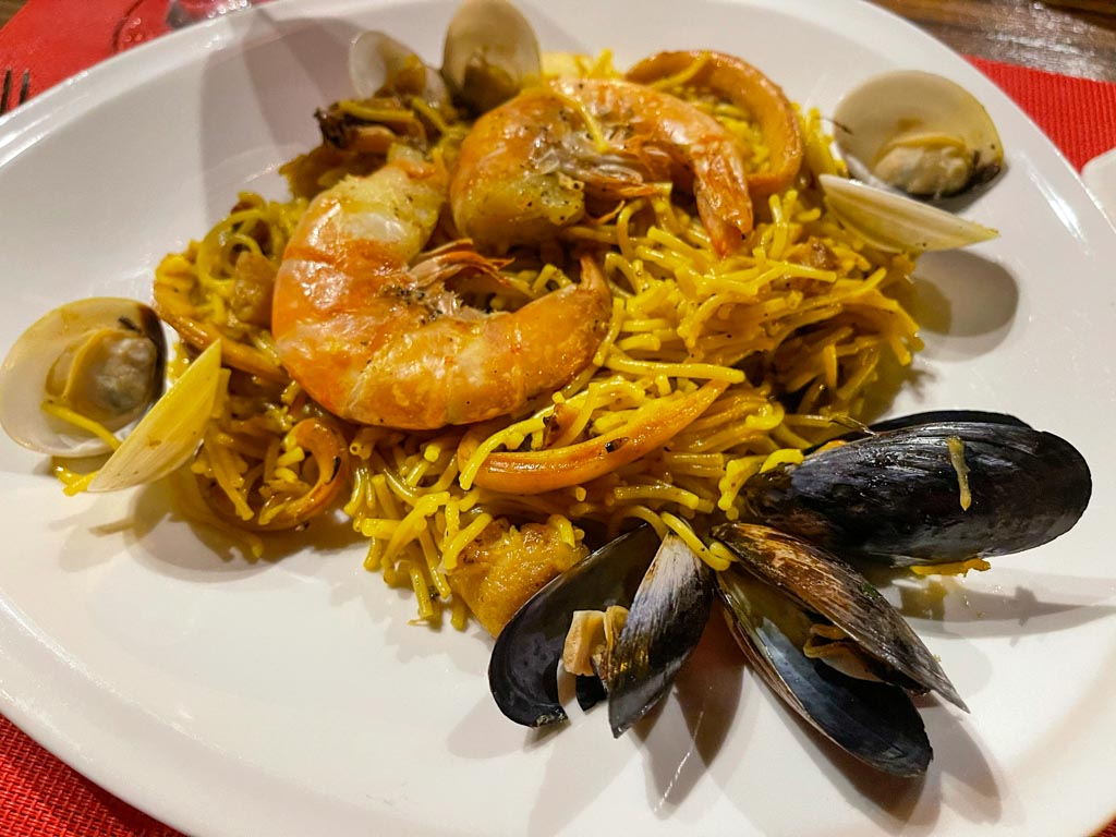 Seafood Fideuà at Sabor Espanol restaurant in Uvita.