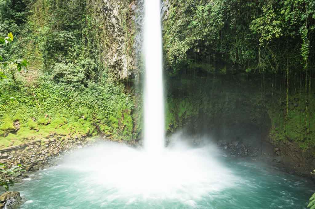 La Fortuna waterfall plunging into the turquoise pool