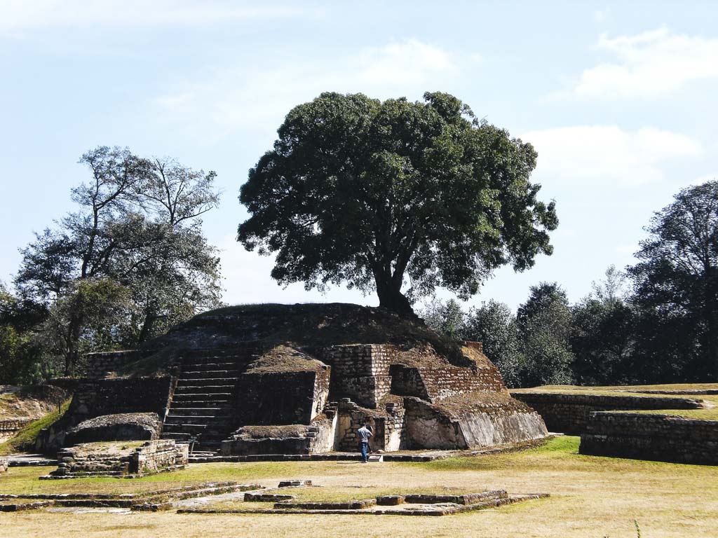 Iximche, the historic Mayan ruins og Guatemala.