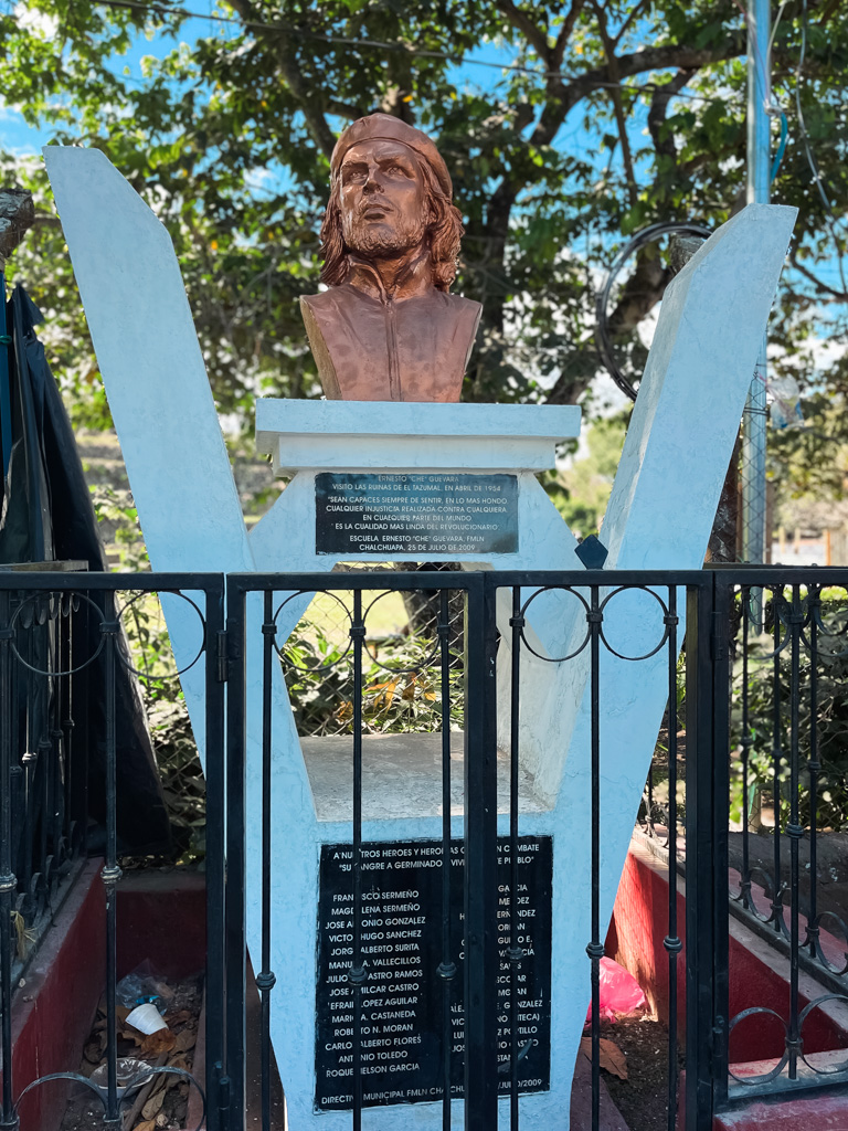 Sculpture of Che Guevara at Tazumal.