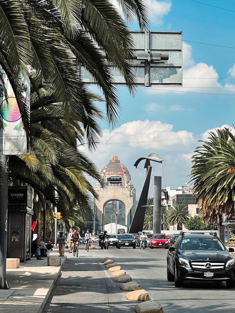 Monumento a la Revolución, standing out on a busy traffic day in Mexico City.