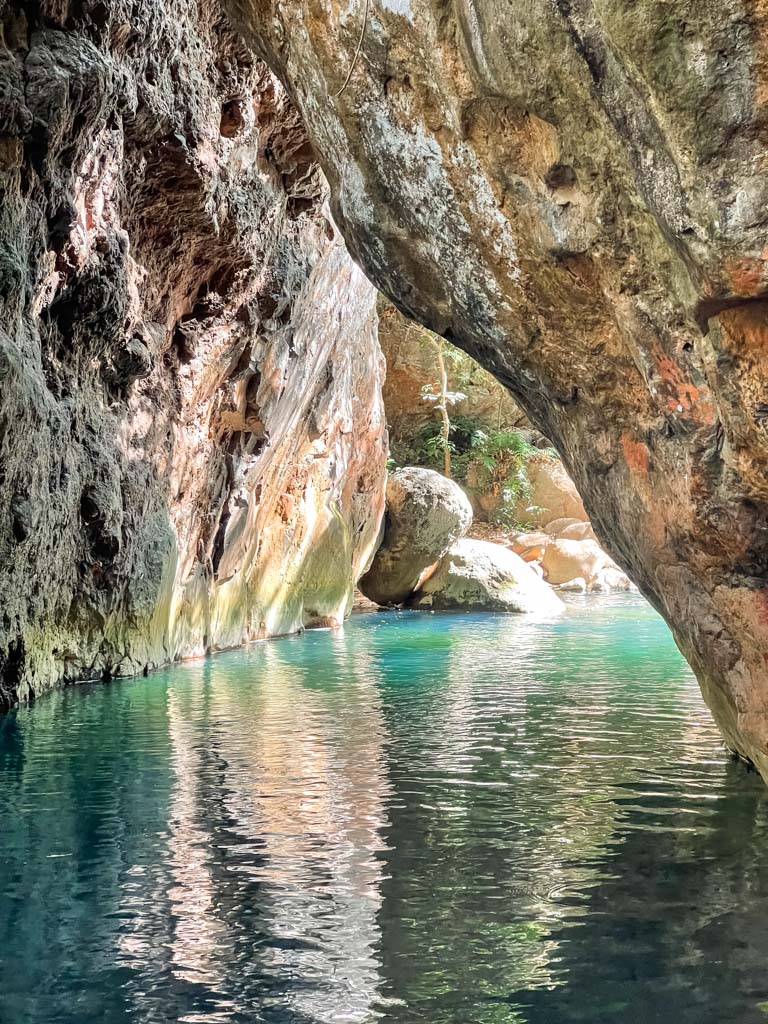 Rio Blanco and the canyon walls for, the way to Catarata La Leona.