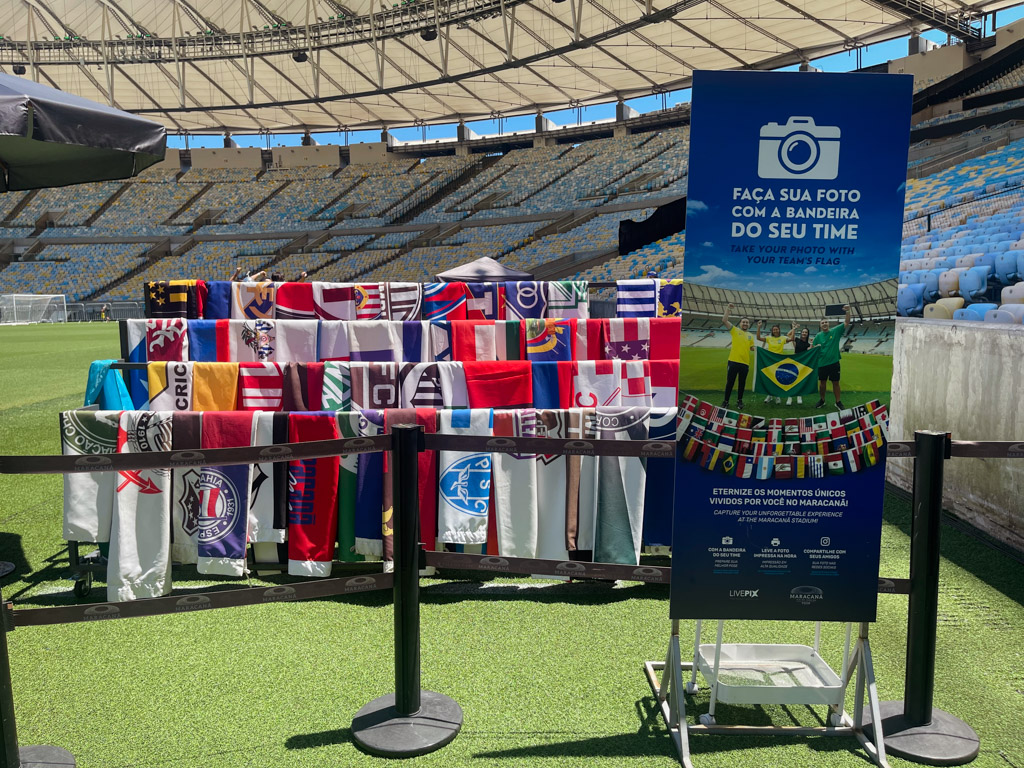 Choose your team flag, and get professional photos clicked at Maracana Stadium.