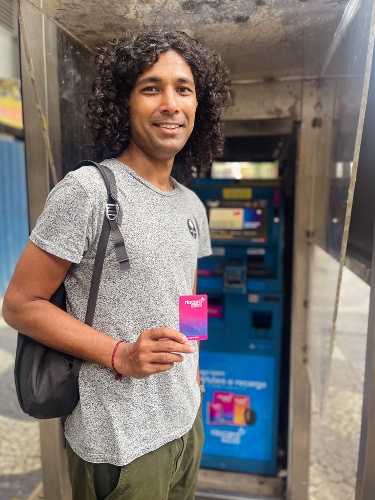 Man holding a RioCard+ Mais in Rio de Janeiro.