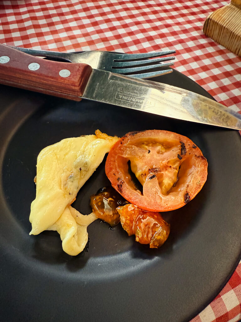 Grilled cheese with uchuva and tomato.